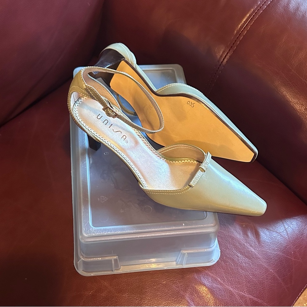 Size 7 1/2 UNISA pale green pump with black heels pointed toe with bow